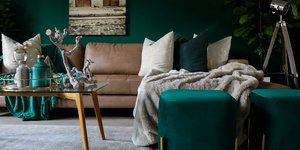 σαλόνι με καναπέ και τραπεζάκι