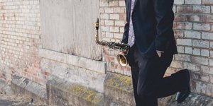 Άνδρας με σαξόφωνο στον δρόμο