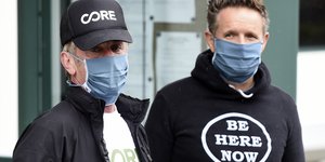 Ο Σον Πεν με προστατευτική μάσκα και καπέλο