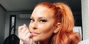 Η Σίσσυ Χρηστίδου σε μια φωτογραφία της με πουλόβερ και αλογορουρά στο Instagram