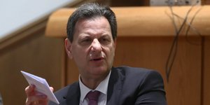 Ο Θεόδωρος Σκυλακάκης κρατάει χαρτί