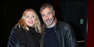 Η Σμαράγδα Καρύδη με μπλε τσάντα και ο Θοδωρής Αθερίδης με μαύρο jacket