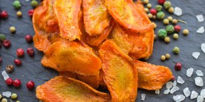 Σνακ από καρότο σε τραπέζι με μπαχαρικά