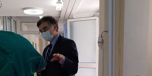 Ο Σωτήρης Τσιόδρας στο νοσοκομείο Αγία Βαρβάρα