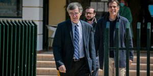 Ο Σωτήρης Τσιόδρας περπατά