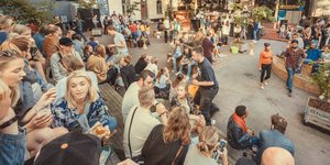 Νεολαία στη Σουηδία έξω από μπαρ