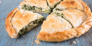 Εικόνα από σπανακόπιτα κομμένη σε κομμάτια
