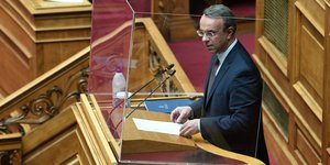 Ο υπουργός Οικονομικών στο Βήμα της Βουλής