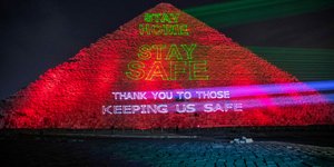 H φωτισμένη Πυραμίδα του Χέοπα λόγω κορωνοϊού