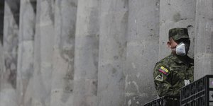 Στρατιωτικός με μάσκα από το Εκουαδόρ