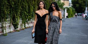 γυναίκες με φορέματα περπατούν στην εβδομάδα μόδας