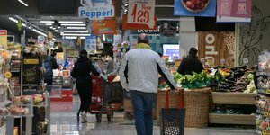 Κόσμος σε σούπερ μάρκετ εν μέσω της πανδημίας του κορωνοϊού