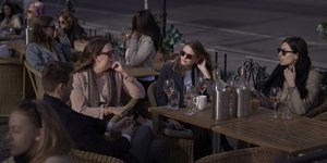 Σουηδοί πίνουν αμέριμνοι τον καφέ τους 