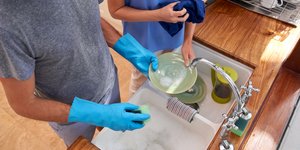 ζευγάρι πλένει πιάτα