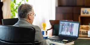 Ο Τάκης Θεοδωρικάκος σε τηλεδιάσκεψη με στελέχη της ΟΝΝΕΔ