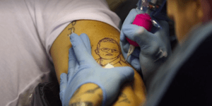 Ο Σουηδός επιδημιολόγος που έγινε σταρ και τατουάζ μέσα στην πανδημία του κορωνοϊού