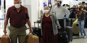 ταξιδιωτες βαλιτσες