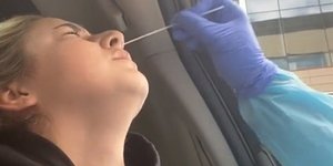 Έφηβη υποβάλλεται σε εξέταση για κορωνοϊό