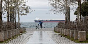 Ποδηλάτης στην Παραλία Θεσσαλονίκης μετά την απαγόρευση κυκλοφορίας λόγω κορωνοϊού