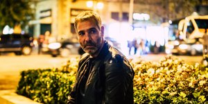 O Θοδωρής Αθερίδης με δερμάτινο jacket