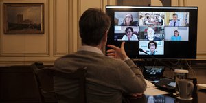 Στιγμιότυπο από την τηλεδιάσκεψη του πρωθυπουργού