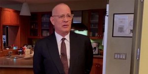 Ο Τομ Χανκς παρουσιάζει το SNL στο σπίτι του