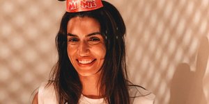 H Tόνια Σωτηροπούλου κρατάει γενέθλια τούρτα 