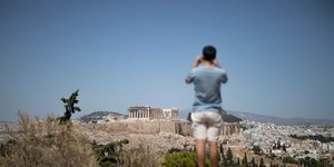 Τουρίστας φωτογραφίζει το ναό του Παρθενώνα στην Αθήνα