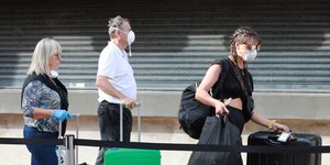 Τουρίστες με βαλίτσες στη Γερμανία