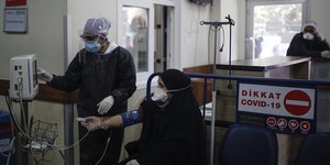 Γιατρός εξετάζει ασθενή στην Τουρκία