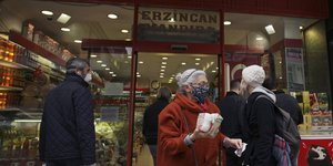 Πολίτες με μάσκες λόγω κορωνοϊού στην Τουρκία