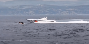 Απόπειρα προώθησης λέμβου με μετανάστες εντός ελληνικών χωρικών υδάτων από τουρκικές ακταιωρούς στη Μυτιλήνη