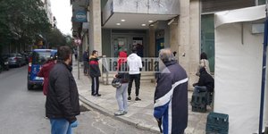 Ελεγχοι της ΕΛ.ΑΣ. έξω από υποκατάστημα τράπεζα στην Κυψέλη λόγω κορωνοϊού