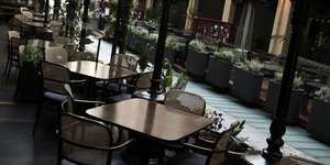 Άδεια τραπέζια σε καφετέριες πριν την άρση των μέτρων για τον κορωνοϊό