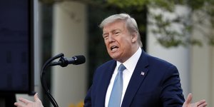 Ο Ντόναλντ Τραμπ ενημερώνει τα ΜΜΕ στον Λευκό Οίκο