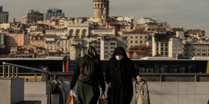 Γυναίκες με μάσκα στην Κωνσταντινούπολη