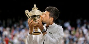 Ο Νόβακ Τζόκοβιτς φιλά το τρόπαιο του Wimbledon