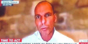Ο Γιάνης Βαρουφάκης έδωσε συνέντευξη στο CNN μέσω Skype από την Αίγινα