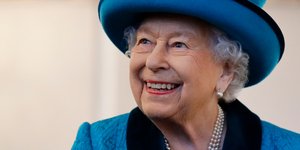 Η βασίλισσα Ελισάβετ με μπλε ταγέρ και μπλε καπέλο