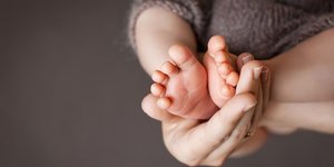 Πόδια νεογέννητου βρέφους