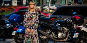 γυναίκα με φόρεμα στην εβδομάδα μόδας