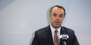 Ο Χρήστος Σταϊκούρας κάνει δηλώσεις