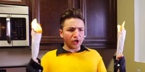 Αμερικανός YouTuber στο ρόλο του Μεσιέ Φουφού από την «Πεντάμορφη και το Τέρας»