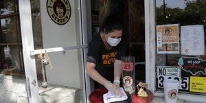 Υπάλληλος με μάσκα σε εστιατόριο στις ΗΠΑ