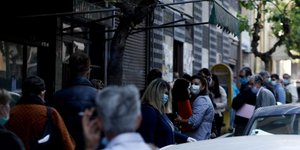 Ουρές πολιτών έξω από το υποθηκοφυλακείο