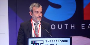 Ο Κωνσταντίνος Ζέρβας δίνει ομιλία σε συνέδριο