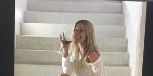 Ζέτα Μακρυπούλια με κρασί