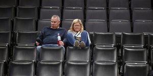 Ζευγάρι σε κερκίδες γηπέδου του NBA