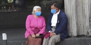 Ζευγάρι ηλικιωμένων με μάσκα στο Εκουαδόρ