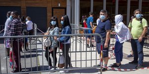 Ουρά για δωρεάν τρόφιμα στην Ζυρίχη της Ελβετίας